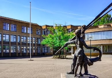 Gemeentehuis Het Kompas in Hardinxveld-Giessendam met kunstwerk op de voorgrond