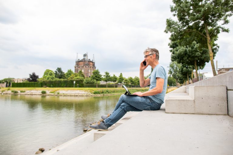 Medewerker bij water Wantij Dordrecht aan het telefoneren.