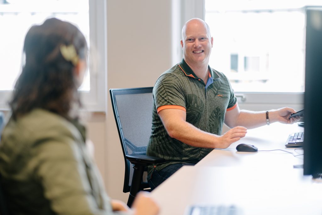 Gemeente Alblasserdam-collega's in overleg bij computer