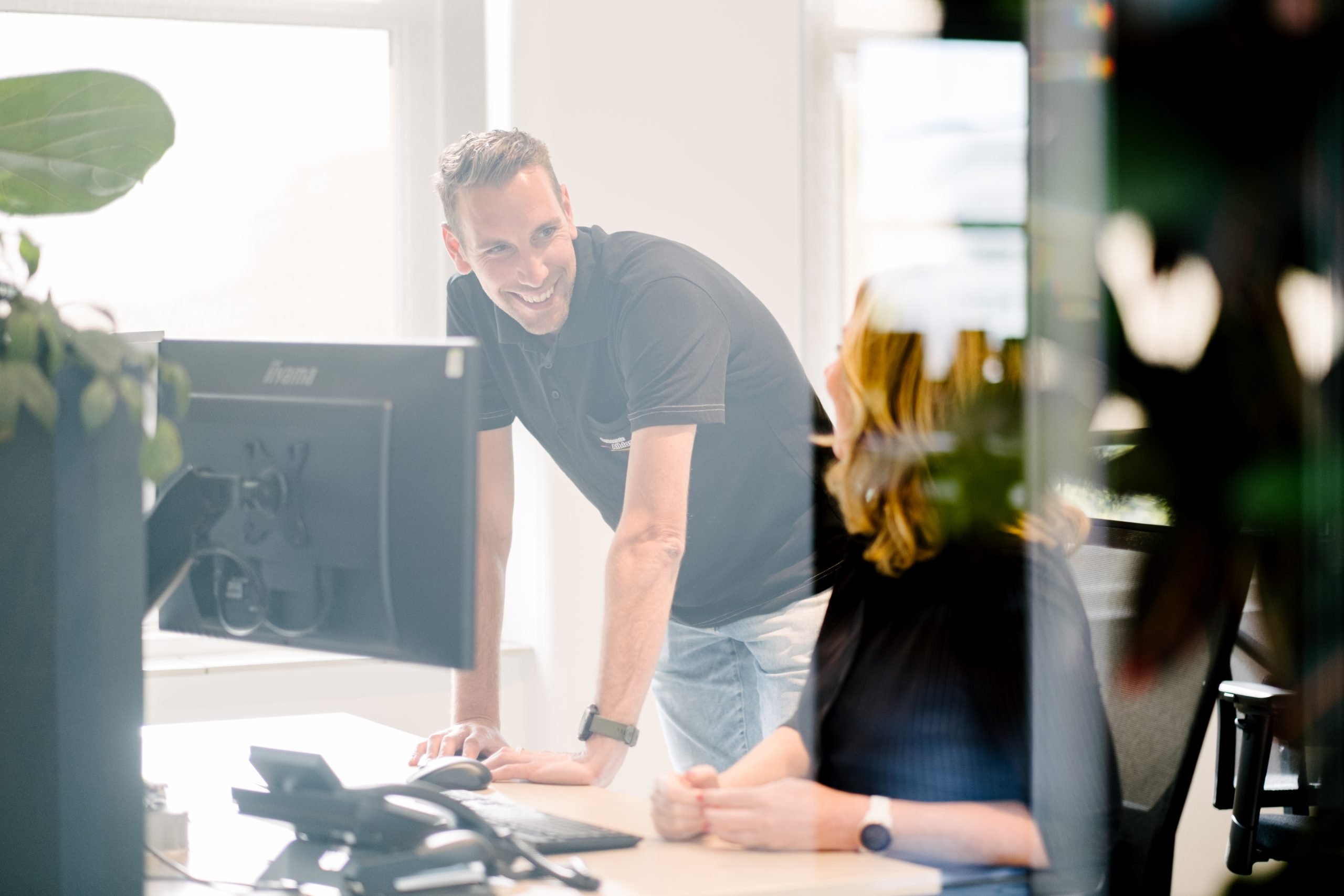 Gemeente Alblasserdam-collega's in overleg bij computer