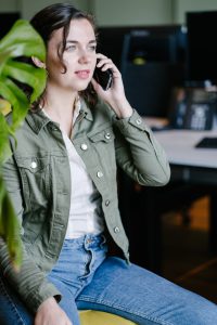 Gemeente Alblasserdam-medewerker belt met mobiele telefoon