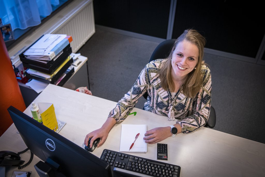 Hardinxveld medewerker bij computer