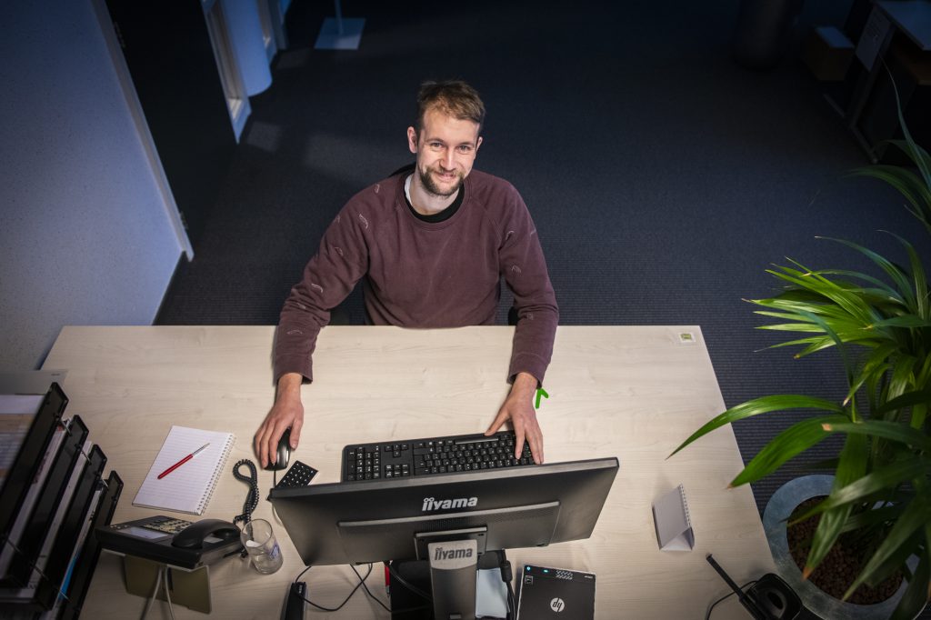 Hardinxveld medewerker op de computer aan het werk