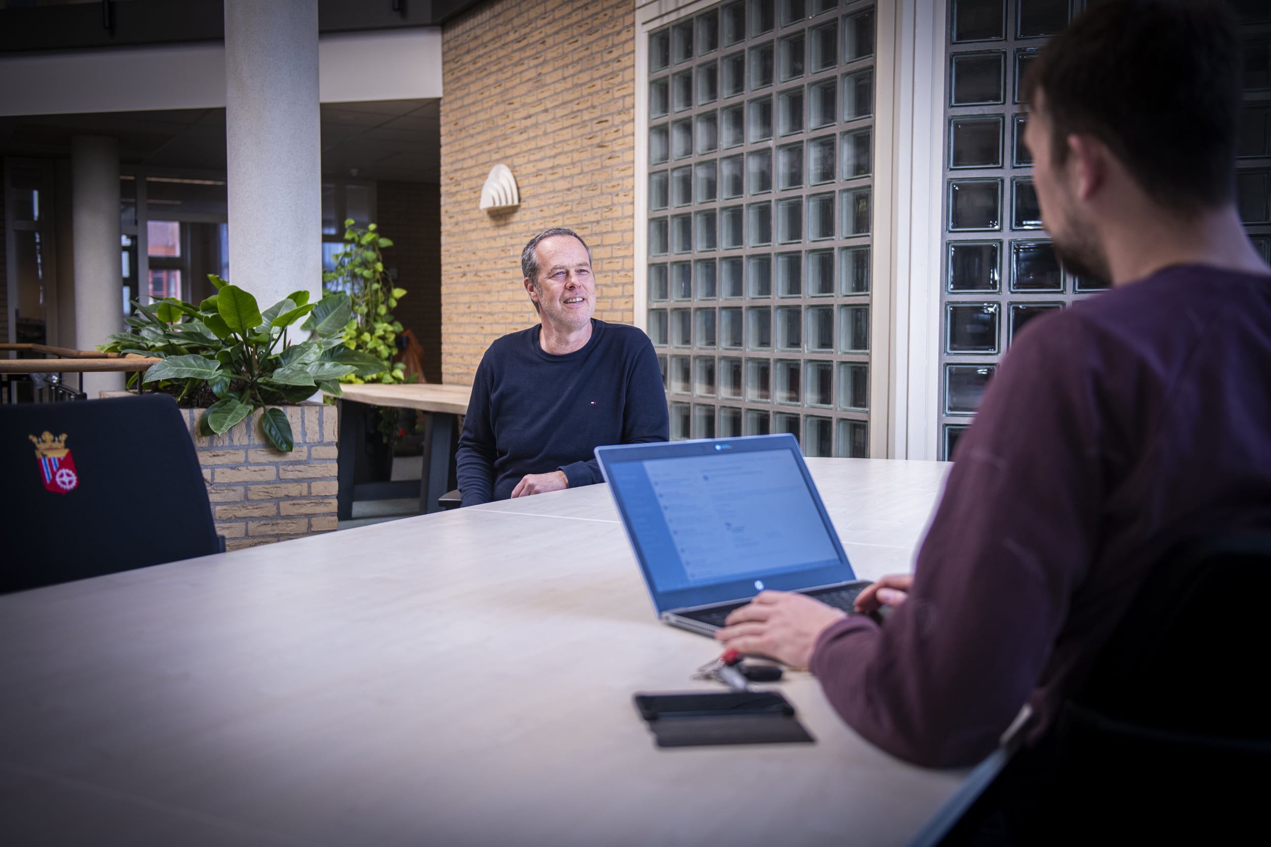 mensen in overleg met laptop