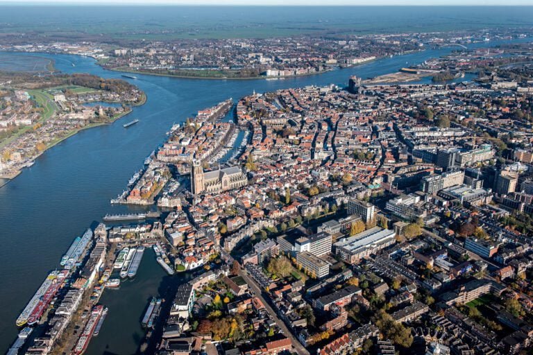 Luchtfoto van Dordrecht met zicht op de Grote Kerk