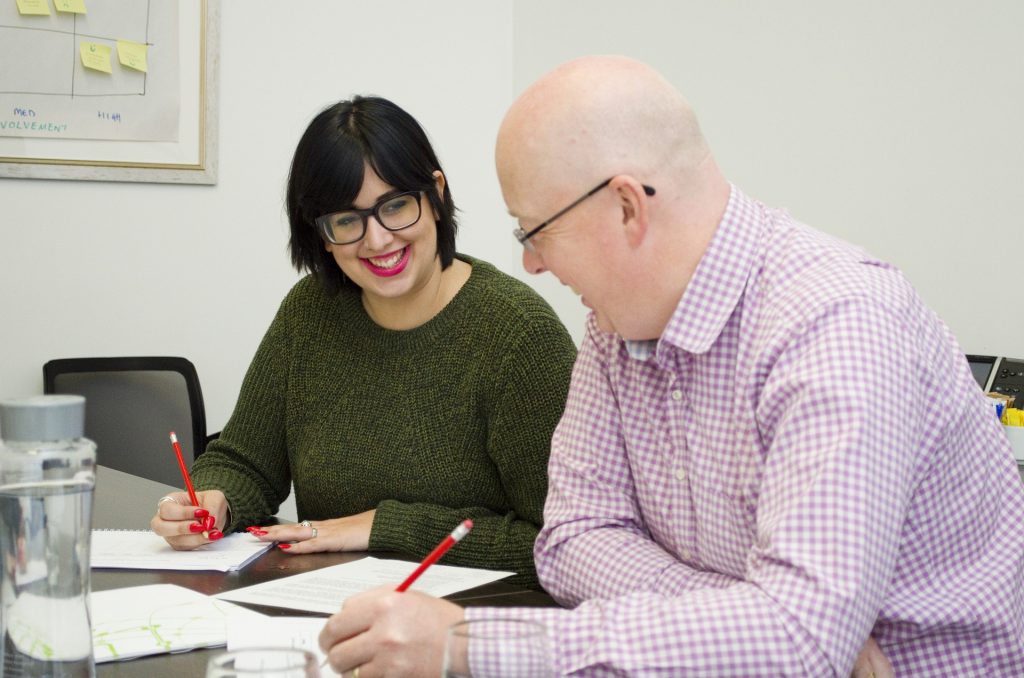 Collega's van gemeente Sliedrecht in overleg met elkaar