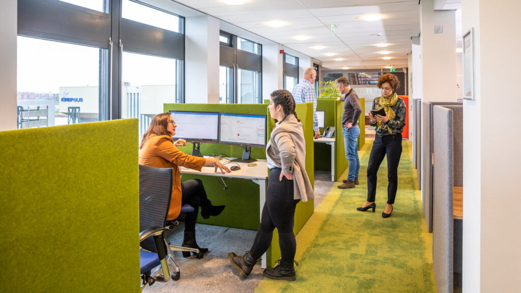 Overleggende medewerkers in kantoortuin Noordendijk in Dordrecht