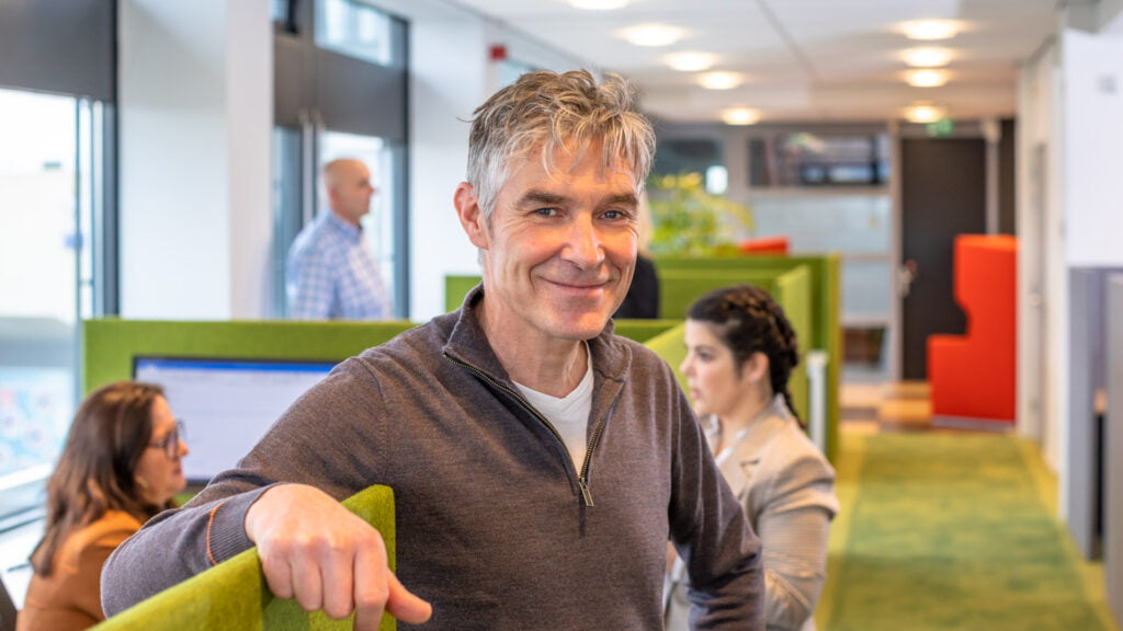 Medewerkers in kantoortuin bij Servicegemeente op Noordendijk