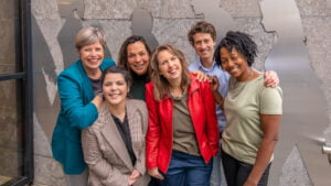 zestal collega's met elkaar op de foto voor een kunstwerk