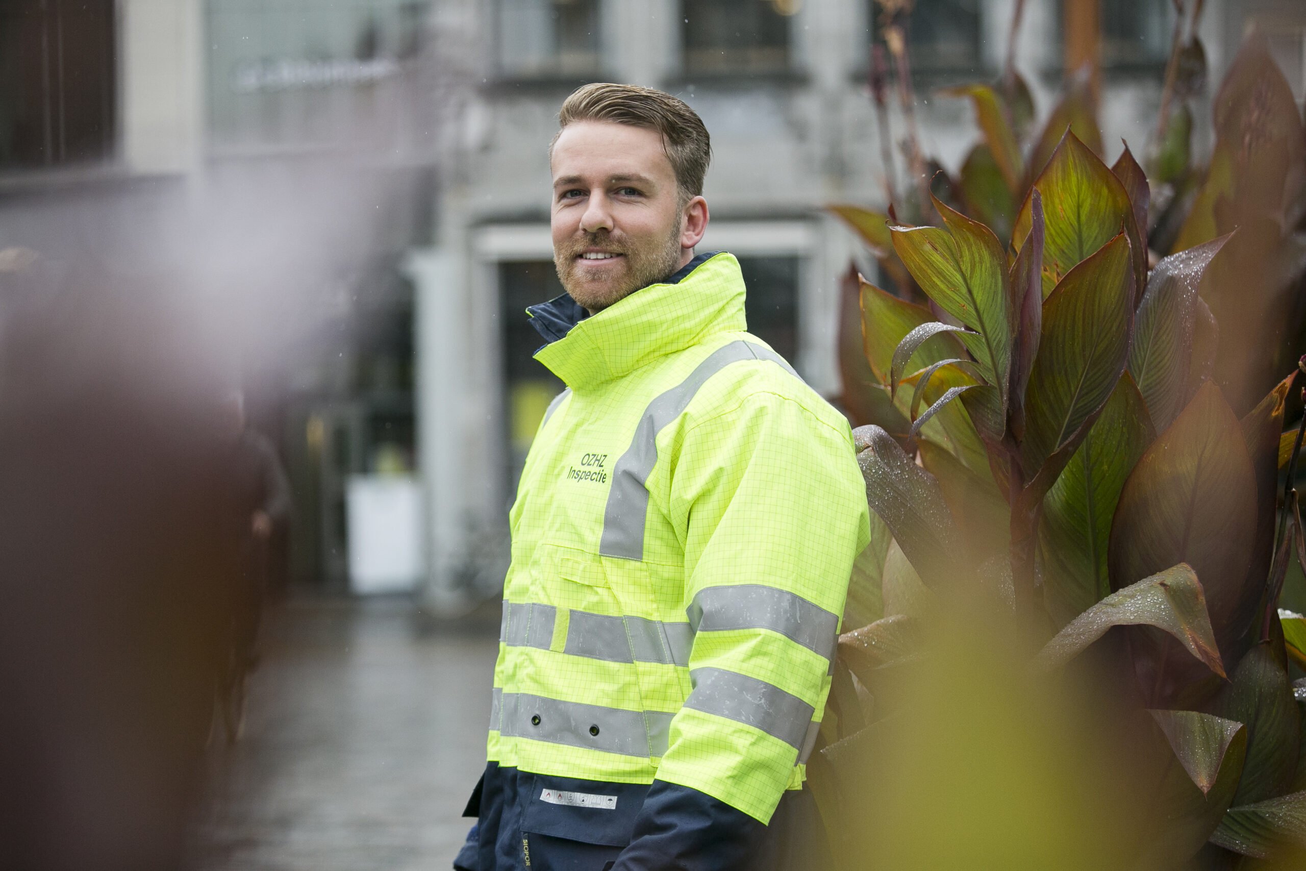 Inspecteur Dylan van Omgevingsdienst Zuid-Holland-Zuid in beeld.