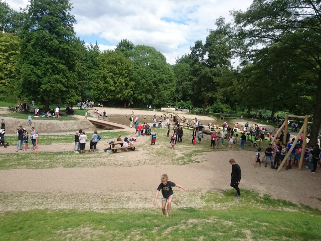 Natuurspeelplaats met spelende kinderen in Sterrenburgpark Dordrecht