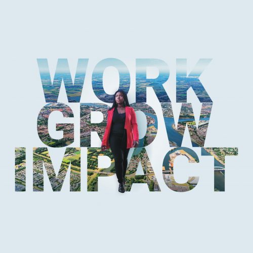 Campagnebeeld van het traineeprogramma met de tekst work, grow en impact en in het midden een medewerker met rode kleding.